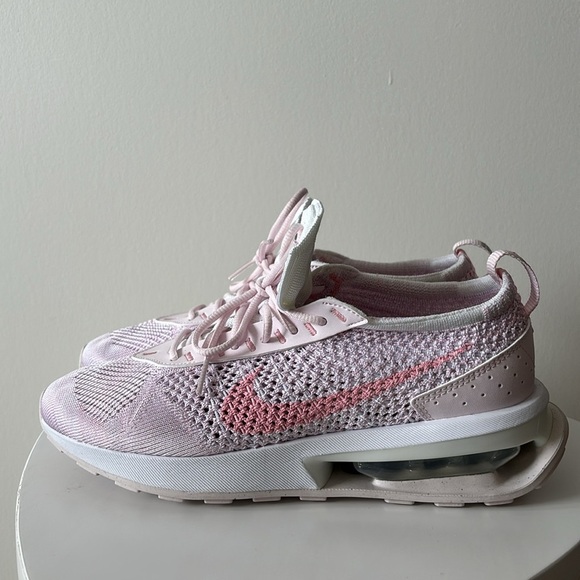 Women’s Nike shoes - Picture 3 of 5